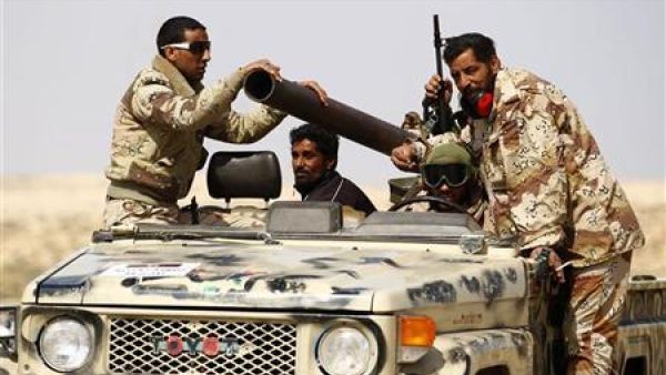 افراد المعارضة المسلحة فوق سيارة على الطريق شرق البريقة يوم الاحد. تصوير: اندرو وينينج - رويترز
