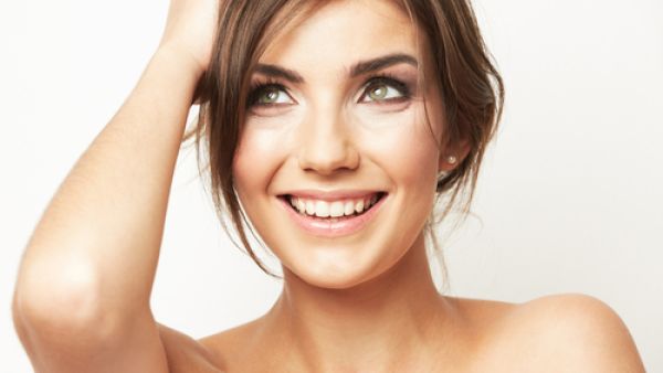 تمتعي بعيون بنيّة براقة تماماً كالمرأة العربيّة