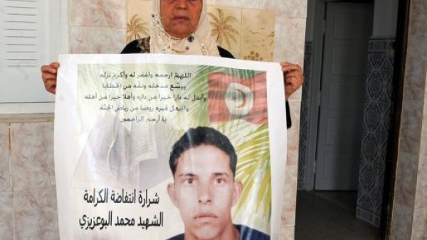 والدة محمد بوعزيزي الذي شكل شرارة الثورة في تونس تحمل صورته
