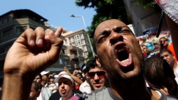 تظاهرة ضد نظام الرئيس بشار الاسد امام السفارة السورية في القاهرة 
