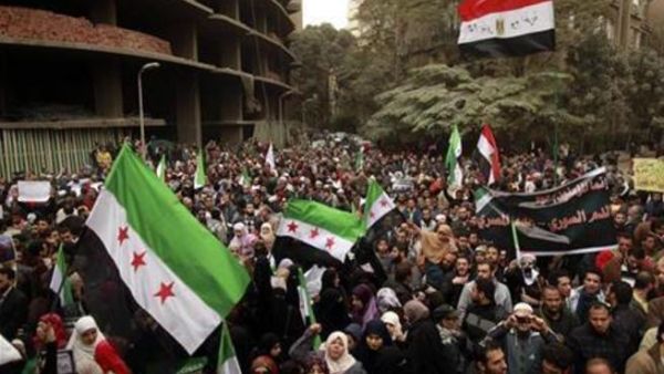 محتجون في مسيرة للتنديد بالرئيس السوري قرب السفارة السورية في القاهرة
