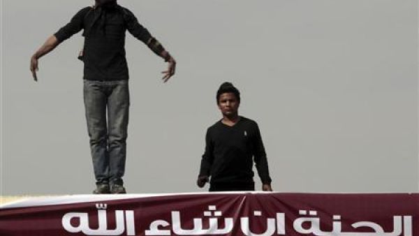 محتجان يشاركان في احتجاجات بالقاهرة
