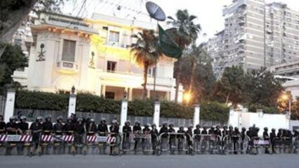 قوات الأمن امام السفارة السعودية في القاهرة
