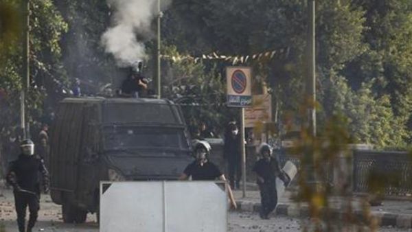 الشرطة تطلق غاز مسيل للدموع لتفريق المحتجين بالقرب من السفارة الامريكية في القاهرة
