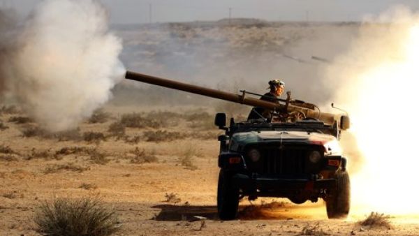 مقاتل من الثوار الليبيين يطلق قذيفة مدفعية باتحاه سرت