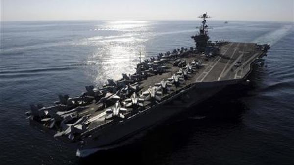 حاملة طائرات أمريكية لدى مرورها بمضيق هرمز بالخليج 
