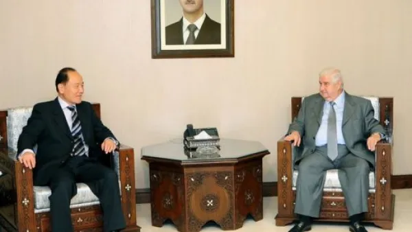 المبعوث الصيني الخاص للشرق الاوسط وو سيكة خلال لقائه وزير الخارجية السوري وليد المعلم 