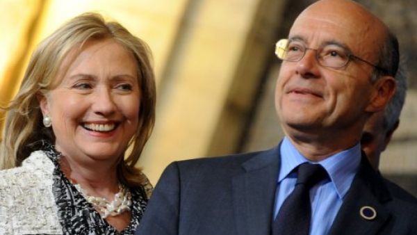 وزير الخارجية الفرنسي الان جوبيه ونطيرته الاميركية هيلاري كلينتون