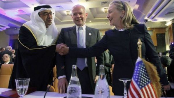 كلينتون تصافح وزير الخارجية الاماراتي ويتوسطهما وزير الخارحية البريطاني 
