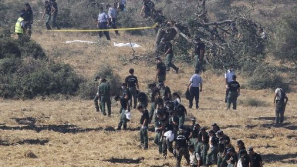 جنود قبارصة في موقع انفجار مخزن الذخيرة قرب محطة الكهرباء المركزية 