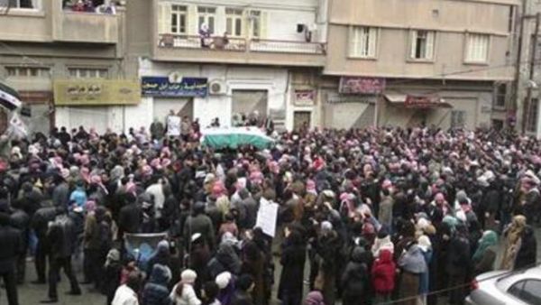 محتجون مناهضون لللحكومة خلال جنازة بمنطقة قرب دمشق يوم الجمعة
