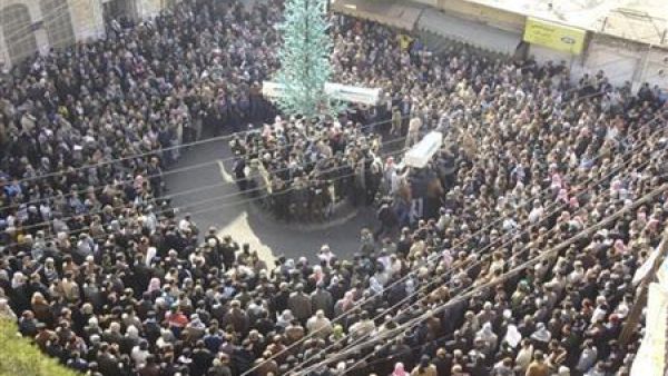 محتجون مناهضون للحكومة يحملون نعوشا خلال جنازة محتجين قتلوا في اشتباكات سابقة في احد ضواحي دمشق 
