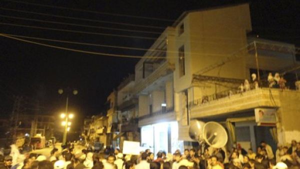 متظاهرون قرب دمشق يطالبون باسقاط النظام