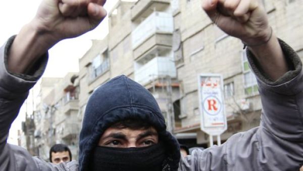 متظاهر ملثم يهتف بشعارات مناهضة للاسد خلال مسيرة احتجاجية في بلدة سقبا بريف دمشق