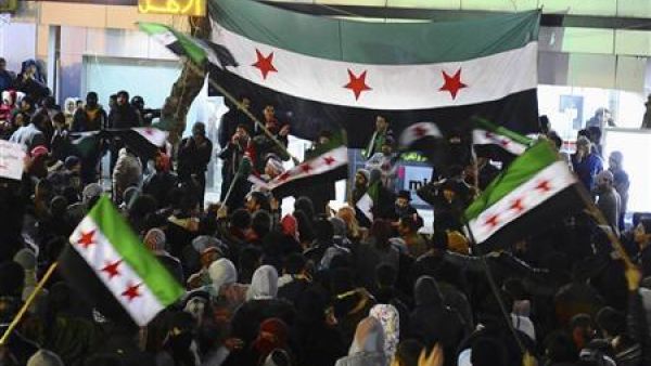 متظاهرون ضد الاسد بالقرب من دمشق
