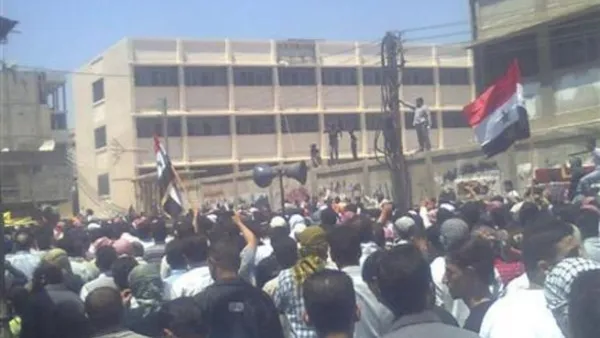 محتجون يتظاهرون في دمشق
