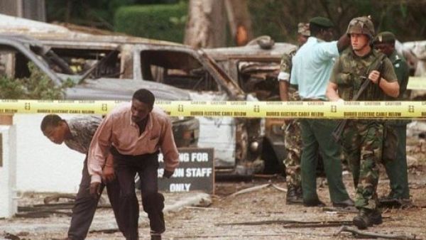 جندي اميركي يقف حارسا بعد الانفجار الذي استهدف السفارة الاميركية في دار السلام في العام 1998
