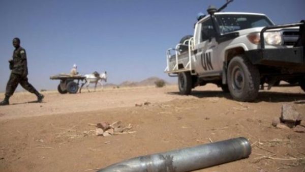 سيارة تابعة للامم المتحدة في موقع سقوط قذيفة غير منفجرة في شمال دارفور
