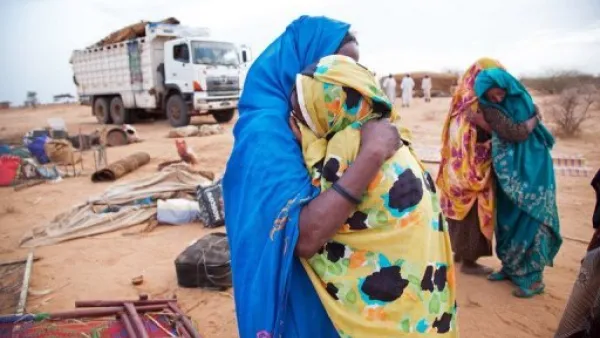 سودانيون يرحبون باقاربهم العائدين من مخيم للاجئين في دارفور
