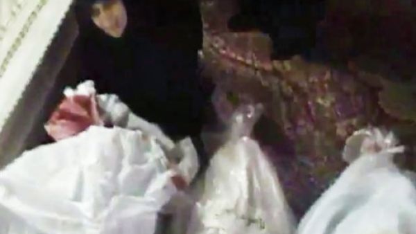 امراة تبكي قريبها الذي قتلته قوات الاسد في حمص
