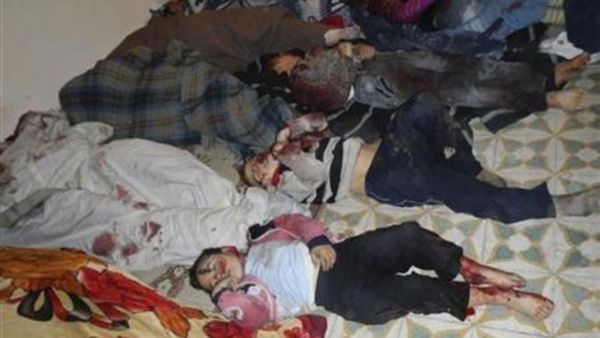 جثث سوريين قال نشطاء ان الجيش النظامي قتلهم في كرم الزيتون قرب حمص 