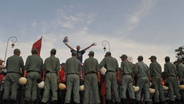 الشرطة المغربية تحاصر تظاهرة في الرباط
