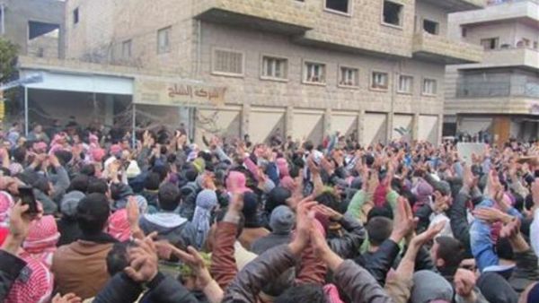 متظاهرون ضد الاسد بالقرب من ادلب
