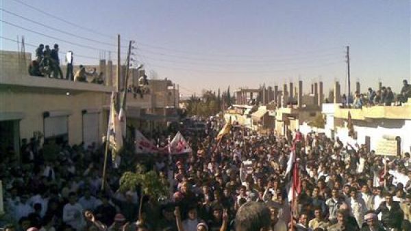  محتجون يتظاهرون ضد الرئيس السوري بشار الاسد في درعا
