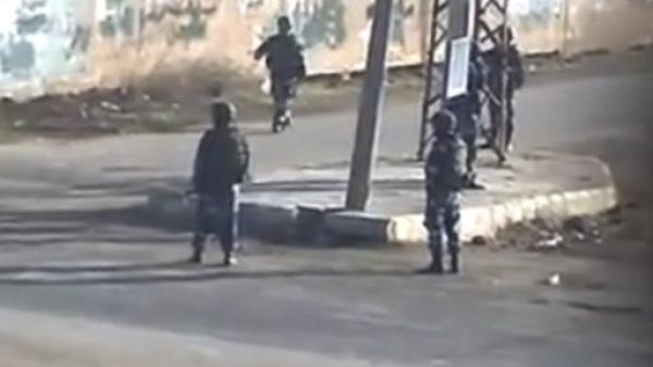 لقطة من تسجيل فيديو تظهر عناصر من القوات السورية في درعا
