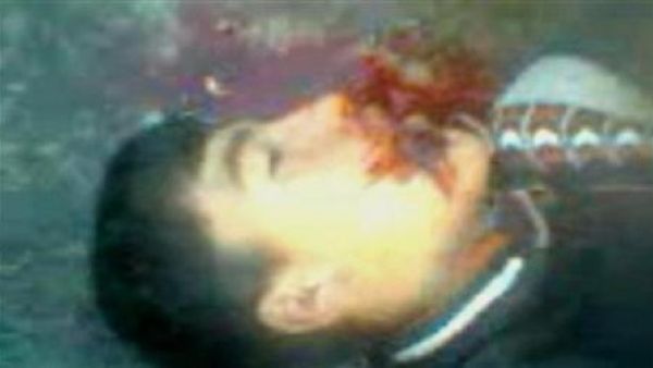  جثة رجل قتل اثناء الاشتباكات مع قوات الامن في سوريا ملقاة في شارع في درعا
