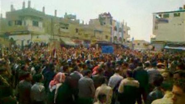 متظاهرون يتجمعون في ميدان في مدينة درعا في جنوب سوريا
