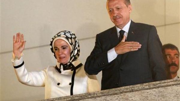 رئيس الوزراء التركي رجب طيب اردوغان وزوجته أمينة يحييان أنصار حزب العدالة والتنمية بمقر الحزب في انقرة 
