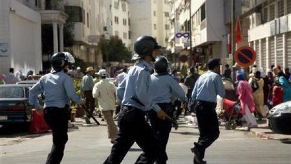 قوات مكافحة الشغب المغربية تطارد مئات المتظاهرين الذين تحدوا حظرا على المظاهرات في شوارع الرباط
