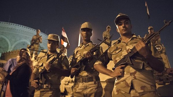Soldiers stand guard outside Egypt's presidential palace on July 19. (AFP / KHALED DESOUKI)