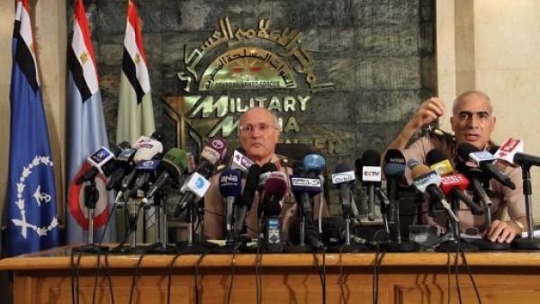 عضوا المجلس العسكري ممدوح شاهين (يمين) ومحمد العصار خلال المؤتمر