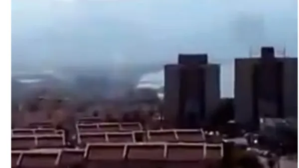 لقطة تظهر ما يبدو انها لحظة سقوط وانفجار احد الصاروخين في ايلات