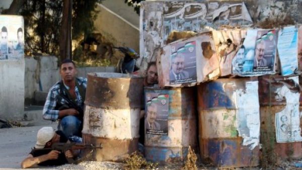 مسلح فلسطيني في مخيم عين الحلوة اثناء الاشتباكات بين فتح وجند الشام