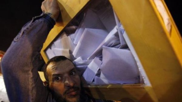 ان انتشار العمالة الوافدة التي تمارس انشطة تجارية بطرق غير قانونية تشكل خطرا كبيرا على الاقتصاد الوطني وتلحق الضرر بالقطاع التجاري