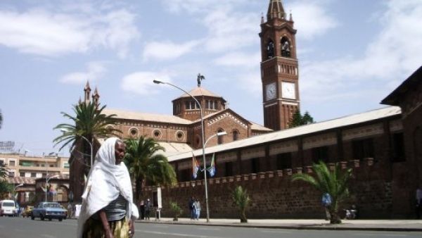 امراة تسير في احد شوارع اسمرة