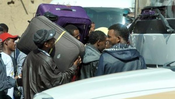 عمال اجانب مخالفون لنظام الاقامة يستعدون لترحيلهم من السعودية
