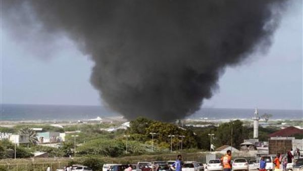 قتل انفجار سيارة ملغومة 12 شخصا منهم أفراد بالقوات الحكومية ومقيمون."