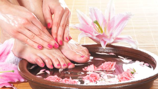 4 خطوات للتمتع بأقدام ناعمة وصافية بدون مسامات