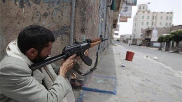 قبلي يحمل سلاحه في صنعاء
