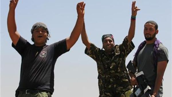 مقاتلون من المعارضة الليبية في مدينة الزاوية 
