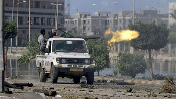 مقاتلان من المجلس الانتقالي يطلقان قذيفة صاروخية تجاه انصار القذافي في قلب مدينة سرت
