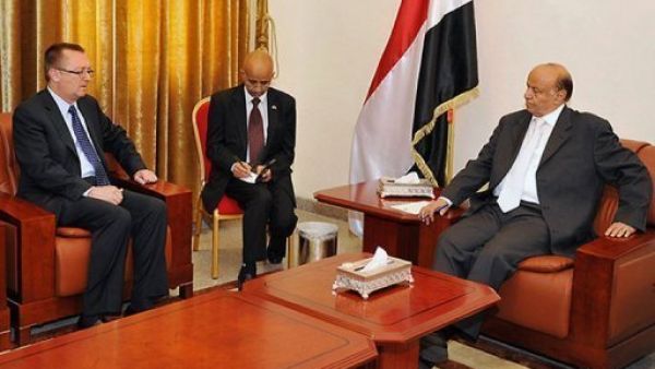 نائب الرئيس اليمني عبد ربه منصور هادي (يمين) مساعد وزيرة الخارجية الاميركية للشرق الاوسط جيفري فيلتمان في صنعاء الاربعاء
