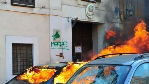 سيارة اضرمت فيها النار في روما