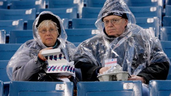 الكثير من الرجال يعجبون حقاً بالسيدة الناضجة، وقد تجذبهن الأكثر شباباً، لكنهم يفضلون الارتباط العاطفي مع سيدة أكبر عمراً