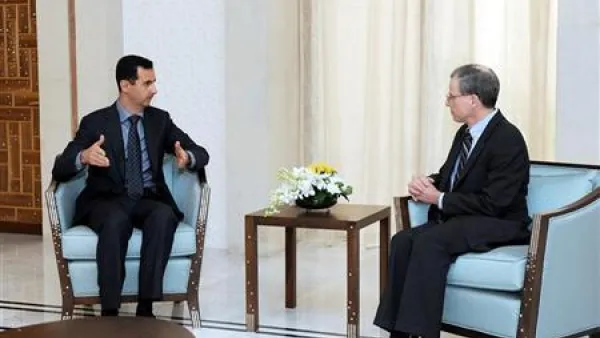 السفير روبرت فورد (الى اليمين) أثناء استقبال الرئيس بشار الأسد له في دمشق يوم 27 يناير كانون الثاني 2011.