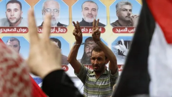 الاسرى المحررون يعلنون اضرابا عن الطعام 